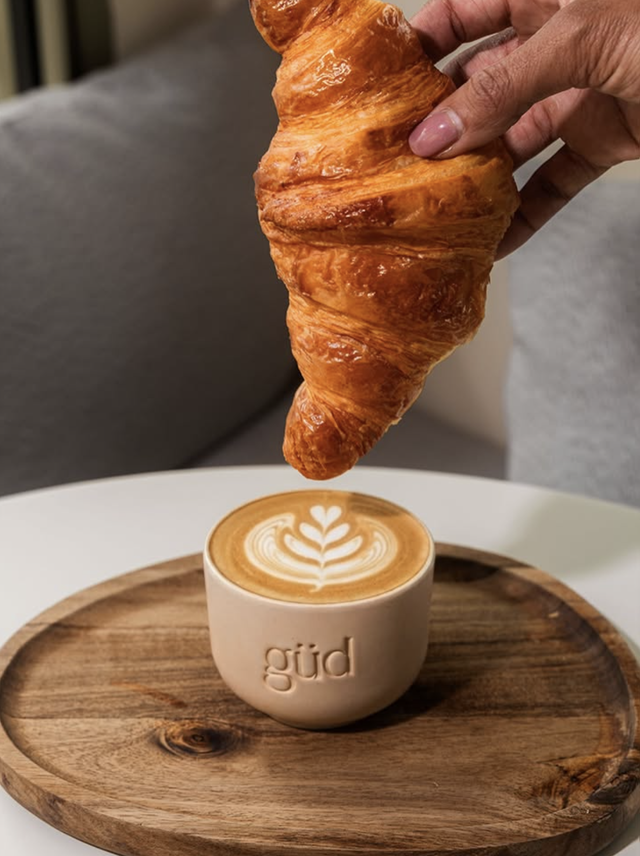 Croissant y latte art en güd specialty hub